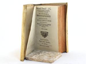 Perezi, Antoni. Antoni Perezi JC. S.C. & R. Majest. Consiliarii, in Academia Lovaniensi Iuris Ciuilis antecessoris, INSTITUTIONES IMPERIALES EROTEMATIBUS. distinctae, atque ex ipsis principiis regulis...