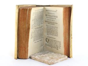 Perezi, Antoni. Antoni Perezi JC. S.C. & R. Majest. Consiliarii, in Academia Lovaniensi Iuris Ciuilis antecessoris, INSTITUTIONES IMPERIALES EROTEMATIBUS. distinctae, atque ex ipsis principiis regulis...