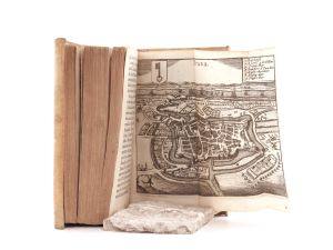 Zeiller, Martin. Regnorum Sueciae, Gothiae, Magnique Ducatus Finlandieae, ut & Livoniae, Bremensis ducatus, partis Pomeraniae ad Suecos pertinentis, & urbis Wismariae, descriptio nova. Iconibus praeci...