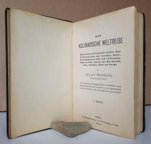 Menschl, Julius. Eine kulinarische Weltreise. Kulinarische und kulturelle Studien über Nationalgerichte und -Getränke, Hotel-, Restaurantwesen, Cafés und Volksspeisehäuser in Nord-, Zentral- und S...