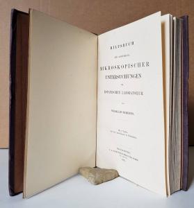 Behrens, Wilhelm. Hilfsbuch zur Ausführung mikroskopischer Untersuchungen im botanischen Laboratorium.