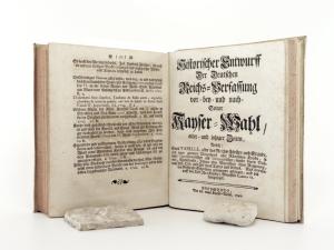Kurtze, doch Vollkommene Nachricht von der Wahl und Crönung eines Röm. Königs und Kaysers: worinnen von allen Curialien, Ceremonien und Geprängen, so man zufolge der guldnen Bulle Carls des IV. un...