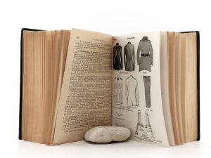 Schreiber, M. (Hrsg.). Heeresverwaltungs-Taschenbuch. Hand- und Nachschlagebuch über Verwaltungsangelegenheiten für den deutschen Soldaten und Heeresbeamten. 1942/43