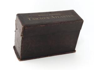 Perthes, Justus (Hrsg.). Justus Perthes´ Taschen-Atlanten. 4 von 5 Bänden in Lederkassette.