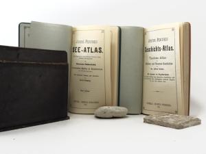 Perthes, Justus (Hrsg.). Justus Perthes´ Taschen-Atlanten. 4 von 5 Bänden in Lederkassette.