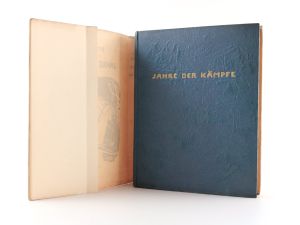 Nolde, Emil (Emil Hansen). Sammlung Emil Nolde: Emil Nolde. Jahre der Kämpfe. Berlin, Rembrandt, 1934. 8°, 262 S., 1 montiertes Frontispiz mit Ada und Emil Nolde (1902), einige Skizzen im Text, 16 ...