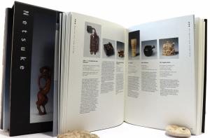 Netsuke Bd. 1: 112 Meisterwerke. Masterpieces. The Trumpf Collection. Bd. 2: Gürtelschmuck aus Japan. Die Sammlung Trumpf