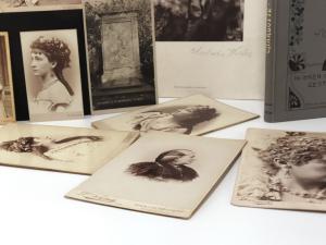 Engel, Emil M. (Hrsg.). Charlotte Wolter in ihren Glanzrollen dargestellt in vierzig Bildern nach Photographien von Dr. Székely. - WIDMUNGSEXEMPLAR -