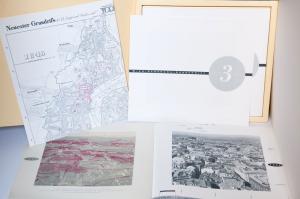 Wien aus der Vogelschau: 1.: Neuester Plan der Hauptgebäude u. Monumente von Wien. Deckeltitel: Neuester monumentaler, reich illustrierter Orientierungsplan von Wien. 8°, mehrfach gefalteter farblit...