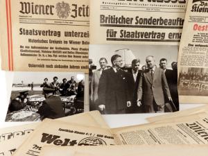 Österreichischer Staatsvertrag. 410, hauptsächlich Wiener Tageszeitungen mit Schlagzeilen über die Vorbereitungen zum Staatsvertrag am Titelblatt.