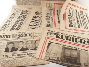 Österreichischer Staatsvertrag. 410, hauptsächlich Wiener Tageszeitungen mit Schlagzeilen über die Vorbereitungen zum Staatsvertrag am Titelblatt.