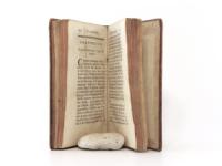 M. de V. (d.i. Voltaire). Candide ou l'optimisme, traduit de l'Allemand de Mr. le Docteur Ralph.