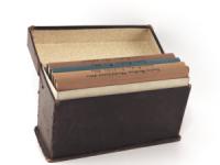 Perthes, Justus (Hrsg.). Justus Perthes´ Taschen-Atlanten. 4 von 5 Bänden in Lederkassette.
