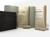 Perthes, Justus (Hrsg.). Justus Perthes´ Taschen-Atlanten. 4 von 5 Bänden in Lederkassette.