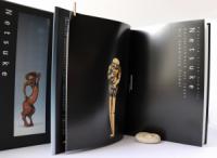 Netsuke Bd. 1: 112 Meisterwerke. Masterpieces. The Trumpf Collection. Bd. 2: Gürtelschmuck aus Japan. Die Sammlung Trumpf